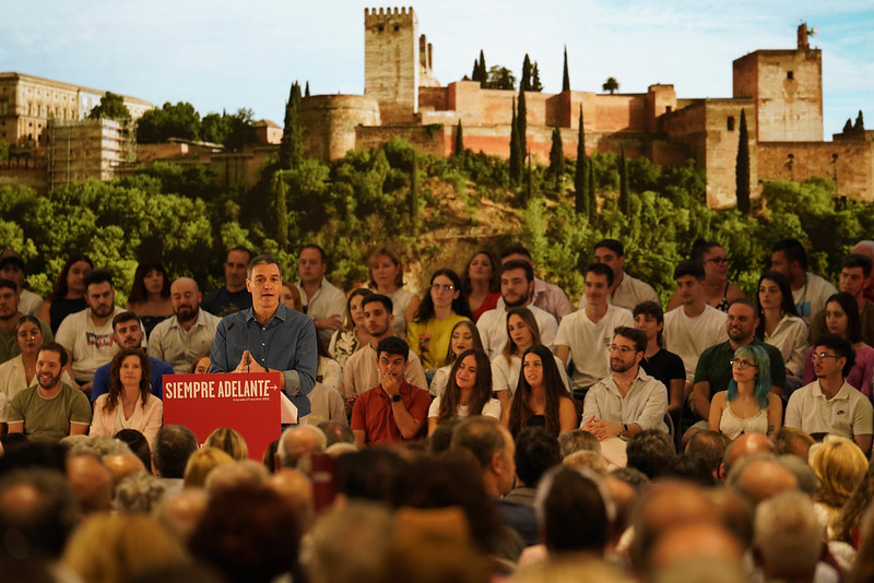 PSOE's tweet photo. España ni se hunde, ni se rompe, ni desaparece.

España convive, avanza y cuenta más en el panorama europeo gracias al PSOE. 🌹

🗣️ @sanchezcastejon

➕ INFO. en nuestra nota de prensa. ⤵️
https://t.co/d6FhQKsafo https://t.co/NMa2S3GgRj