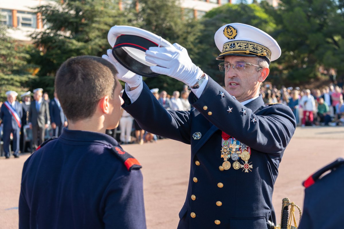 MarineNationale's tweet photo. 🇫🇷 Ce matin a eu lieu la présentation aux drapeaux de près de 1000 élèves du PEM. Cette cérémonie présidée par @CEMM_FR permet de présenter les jeunes marins aux 2 drapeaux confiés à la garde du PEM : celui des canonniers marins et celui des apprentis mécaniciens de la flotte. https://t.co/NHATjjgB5G
