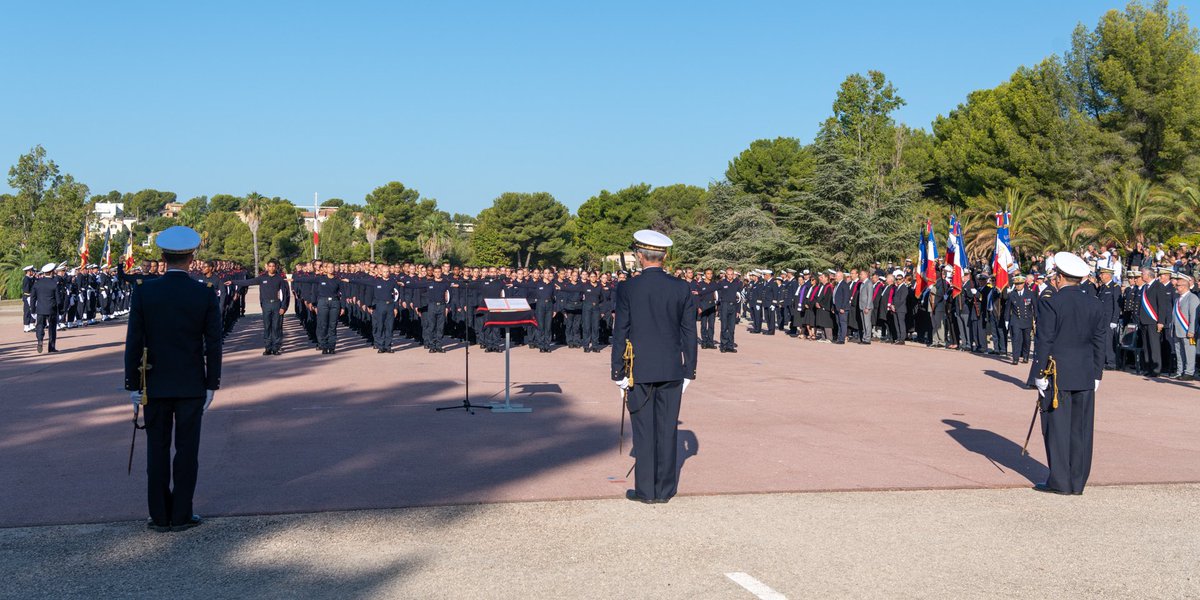 MarineNationale's tweet photo. Depuis le 1er août, l’antenne de l’école de Maistrance de Brest est devenue l’école de Maistrance à Saint-Mandrier, 5ème école du PEM. Par conséquent, les élèves de cette nouvelle école ont également été présentés à leur drapeau durant cette cérémonie. https://t.co/LO6y6UAKgh