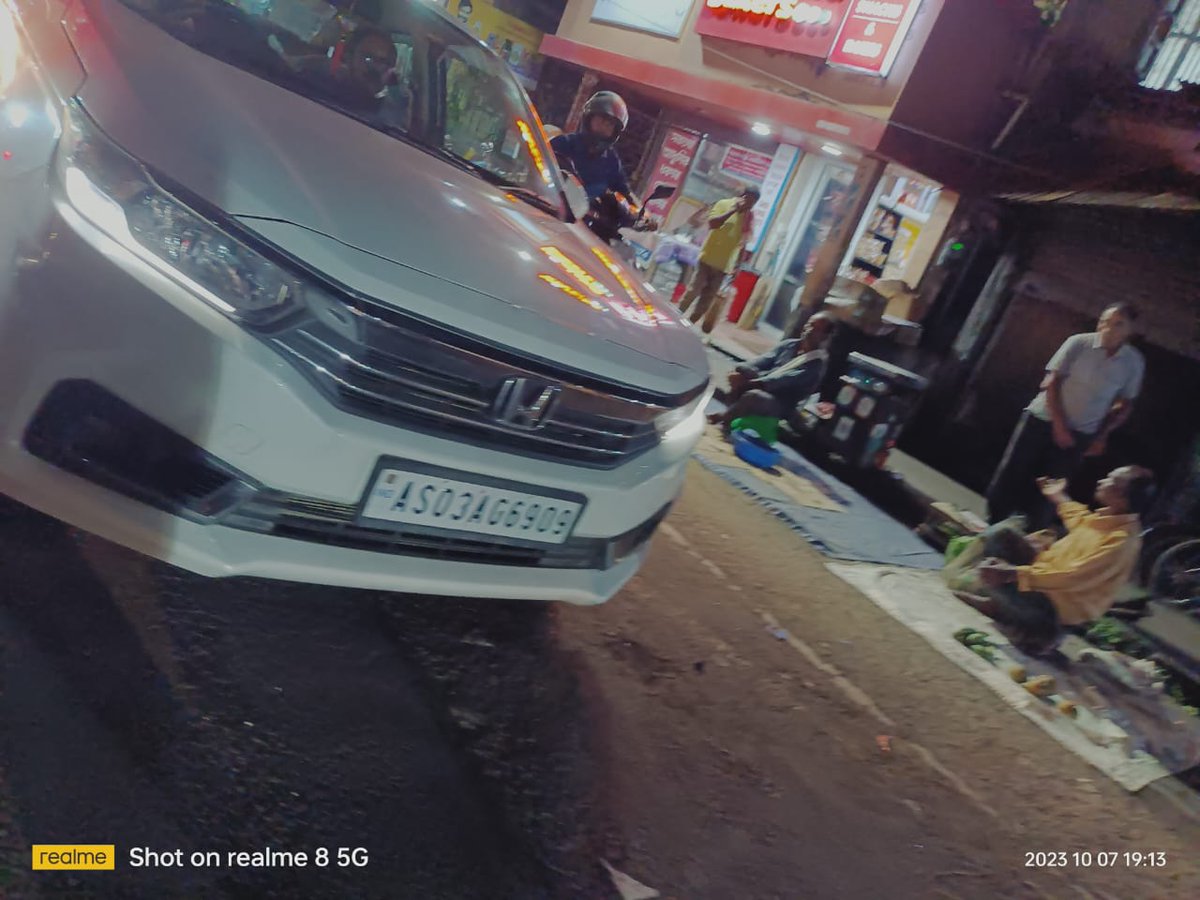 AnimeshNeog's tweet photo. The vehicle was parked in front of Manisha Bakery on JB Road on 7th October, 2023 at about 19:15.  Jorhat Police please take action on such illegal parking. @assampolice @DGPAssamPolice @CMOfficeAssam @Jorhat_Police @gpsinghips https://t.co/zuYsonNWaC