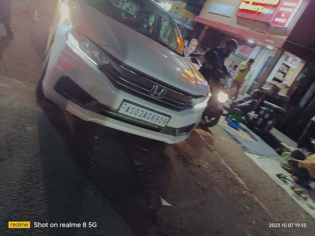 AnimeshNeog's tweet photo. The vehicle was parked in front of Manisha Bakery on JB Road on 7th October, 2023 at about 19:15.  Jorhat Police please take action on such illegal parking. @assampolice @DGPAssamPolice @CMOfficeAssam @Jorhat_Police @gpsinghips https://t.co/zuYsonNWaC