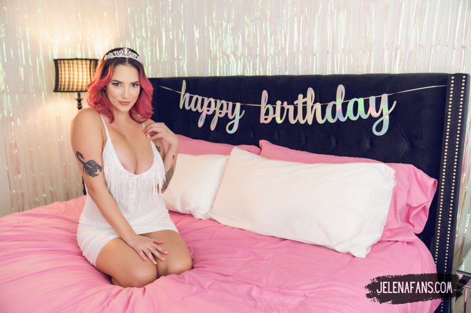 IT&rsquo;S MY BIRTHDAY!!!🧁✨ Join my https://t.co/X3mPaXk5vL for a NEW solo being released tonight! 😍😍 https://t