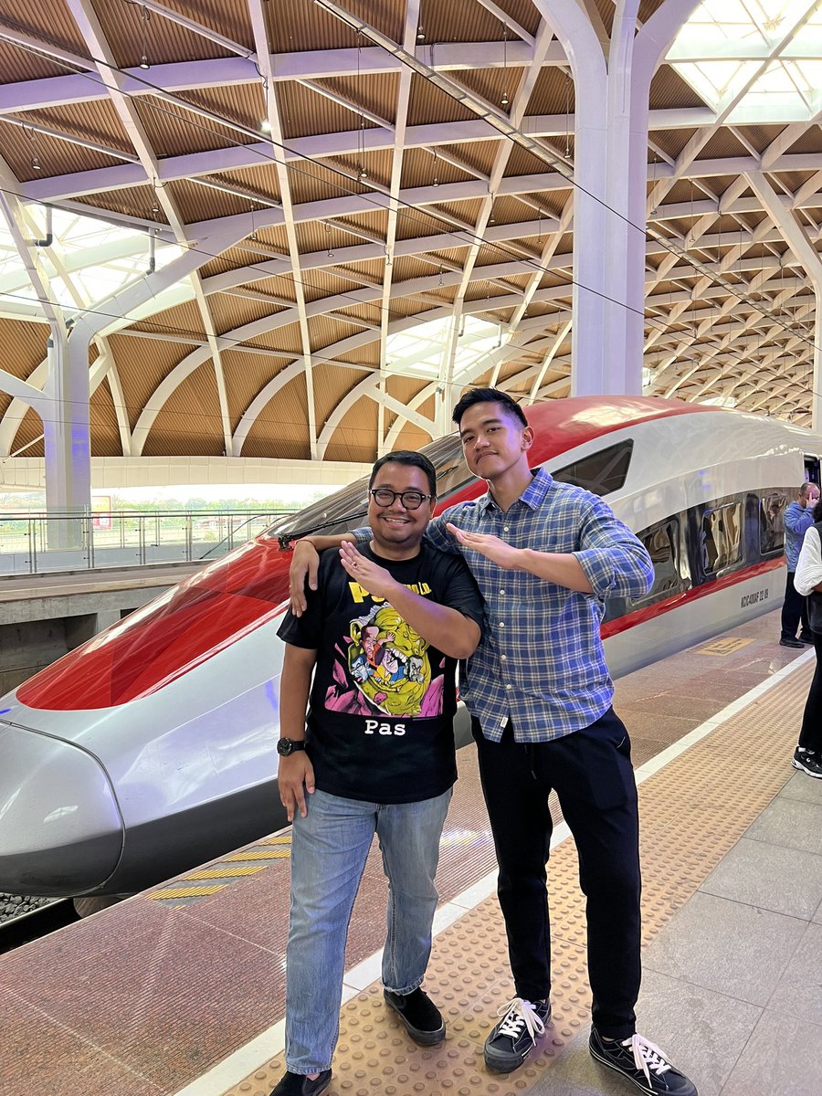 elchanatmadja's tweet photo. Naik KCJB Whoosh bareng Bro Ketum @psi_id Mas @kaesangp 🌹 https://t.co/dmYfCBQOKr
