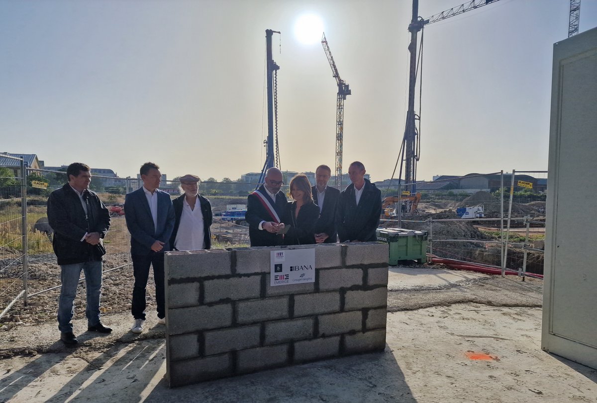 🏗️ 1ère pierre de la "Conque paysagère" à Ivry s/Seine
Ce matin, B. Roulendes, DG d’Expansiel <a href="/GroupeValophis/">Groupe Valophis</a>  et B.Apparu, Président d'<a href="/Emerige/">Emerige</a>  étaient aux côtés de P. Bouyssou, Maire d’Ivry, et de M. Doquet-Chassaing, DG de <a href="/Sadev94/">Sadev94</a>  pour la 1ere pierre de 512 logements.