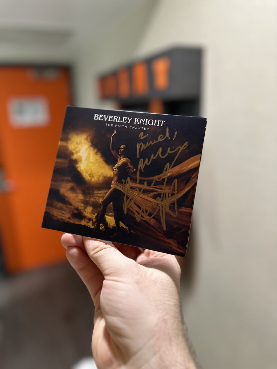 DavidH4145's tweet photo. 🎶 Breaking down the wall, a Systematic Overload!
Had an incredible time meeting @Beverleyknight at @hmvVault for her album signing for The Fifth Chapter!
So excited for the tour now! Can’t wait to hear the tracks live 🧡
#BeverleyKnight #TheFifthChapter #HMVLive #HMV https://t.co/2Lyh6js3WG