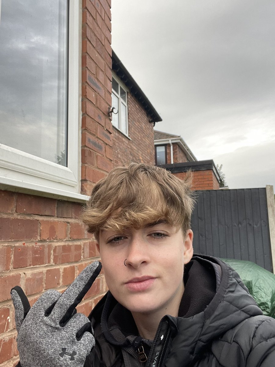 It’s officially puffer jacket and gloves weather😈😈aren’t you f @ g boys lucky😉😉RT if I’m hot and you’d serve me 🥵🥵👀👀#findom #cashmaster #chavmaster #chavgear #pufferjacket #gloves #finsub #humanatm #slave #chavcontent #trainers #stoner #spit