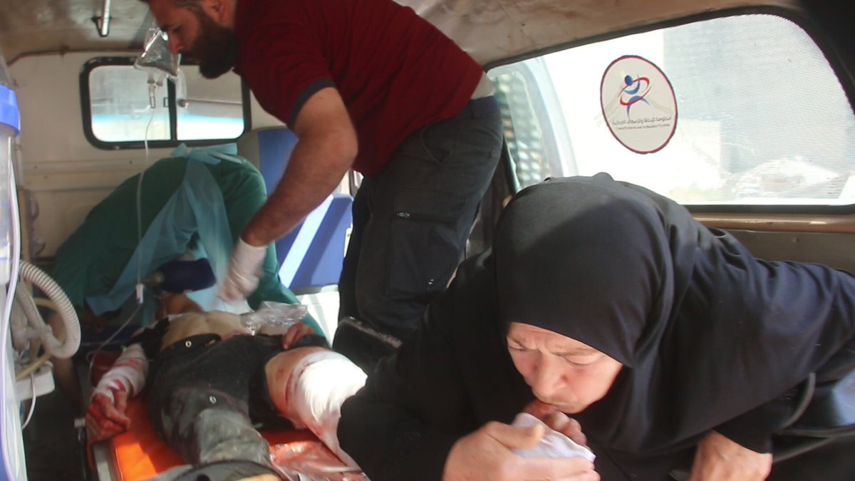 SyriaCivilDefe's tweet photo. في حضرة ابنها المصاب وفلذة كبدها ”محمد“، تميل نحوه برفق وتقبّل قدمه وترجوه أن يتعافى، وجهها يعبس من القلق والخوف، وتتمنى أن يزول الخطر عنه، بعينيها الممتلئة بالدعوات والرجاء. 
📌: مدينة أريحا جنوبي #إدلب، بعد هجمات بالقذائف المدفعية من قبل قوات النظام، اليوم السبت 7 تشرين الأول. 
#الخوذ_البيضاء
#العداون_الروسي
#الأسد_يقصف_إدلب
#الأسد_قاتل_السوريين
#AssadMurdersSyrians
