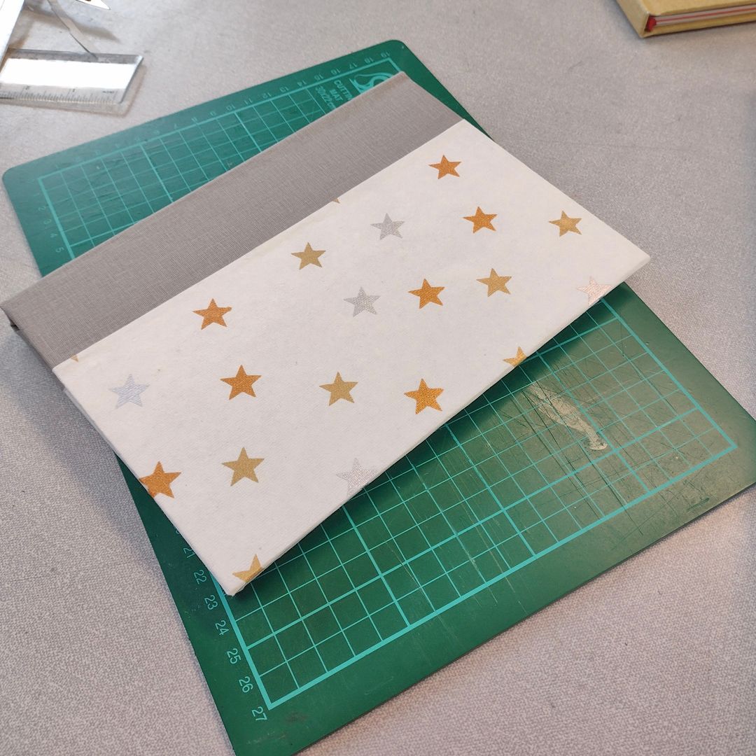 NorthernPrint's tweet image. Thanks to all that attended the Hardback Bookmaking workshop with Ruth McCann last week. For more bookmaking opportunities  visit: buff.ly/40jCdOS 

#bookbinding #bookmaking #bookbindersofinstagram #bookbindingworkshop #creativelearning #letscreate