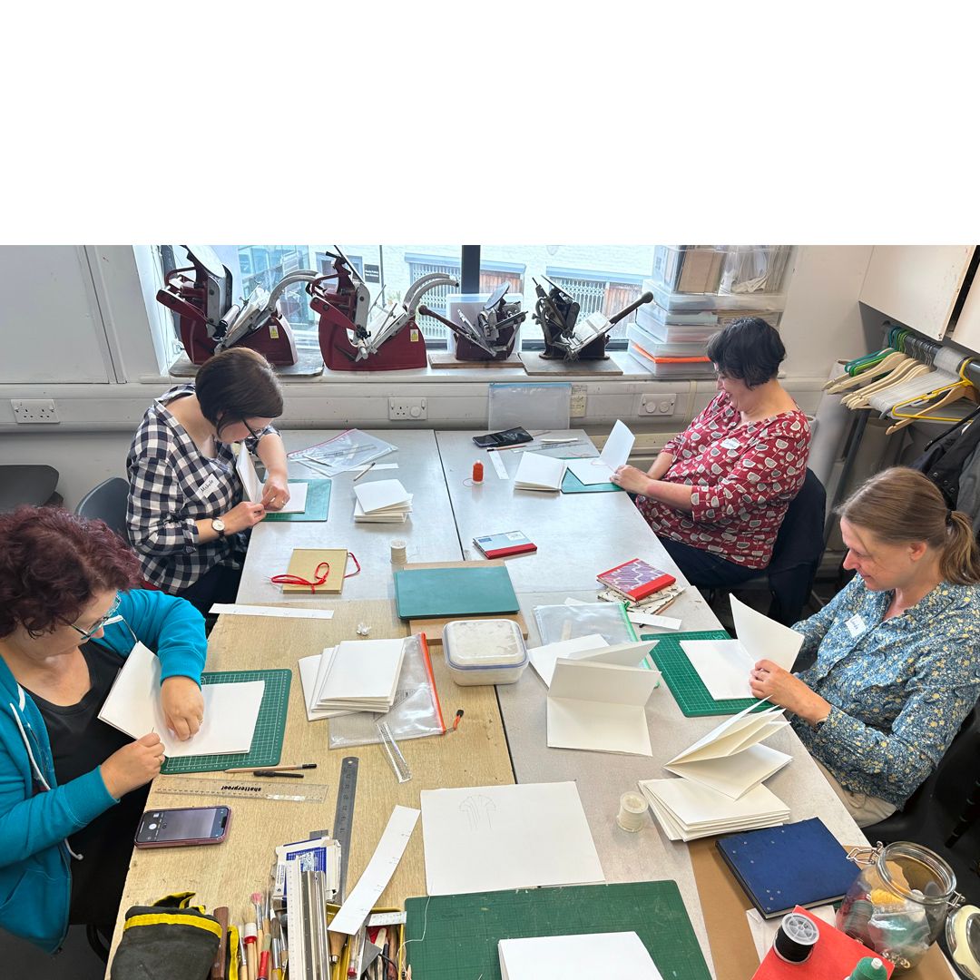 NorthernPrint's tweet image. Thanks to all that attended the Hardback Bookmaking workshop with Ruth McCann last week. For more bookmaking opportunities  visit: buff.ly/40jCdOS 

#bookbinding #bookmaking #bookbindersofinstagram #bookbindingworkshop #creativelearning #letscreate
