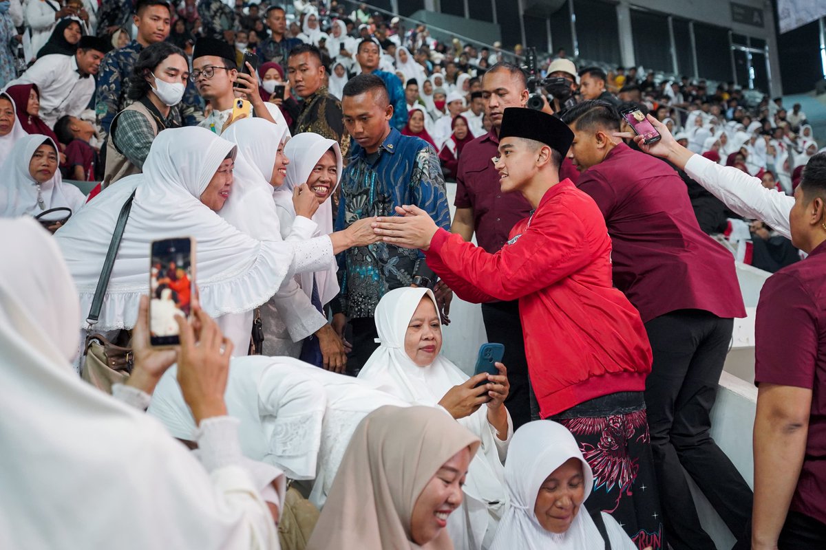 RajaJuliAntoni's tweet photo. Lanjut gaspol bareng Mas Ketum @kaesangp hadir di acara Rapimnas Solidaritas Ulama Muda Jokowi (SAMAWI). Relawan Samawi solid mendukung instruksi Presiden Joko Widodo. https://t.co/30nJa7RVTa