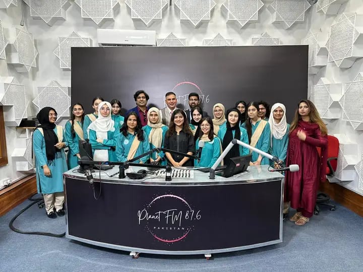 PlanetFM876's tweet photo. 📢 Exciting day at the studio! Students from Pak Turf Maarif Intl School and NUML University Isl got a bts look at broadcasting on 'Wake Up Call with RJ Iqra.' 🎙️Special thanks to industry expert Fahad Qaseem for joining us! 🎬 #Broadcasting #StudentVisit #IndustryExpert https://t.co/VJgoDjgOdN