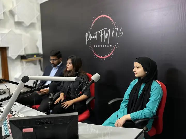 PlanetFM876's tweet photo. 📢 Exciting day at the studio! Students from Pak Turf Maarif Intl School and NUML University Isl got a bts look at broadcasting on 'Wake Up Call with RJ Iqra.' 🎙️Special thanks to industry expert Fahad Qaseem for joining us! 🎬 #Broadcasting #StudentVisit #IndustryExpert https://t.co/VJgoDjgOdN