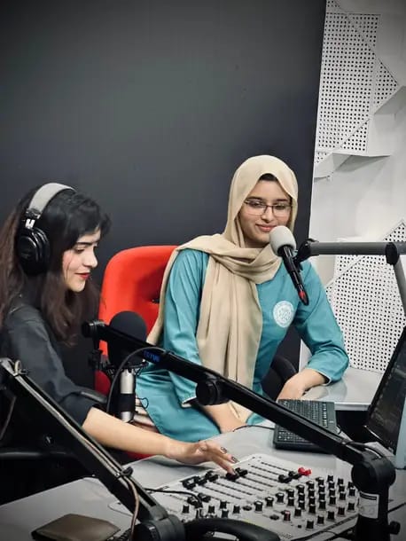 PlanetFM876's tweet photo. 📢 Exciting day at the studio! Students from Pak Turf Maarif Intl School and NUML University Isl got a bts look at broadcasting on 'Wake Up Call with RJ Iqra.' 🎙️Special thanks to industry expert Fahad Qaseem for joining us! 🎬 #Broadcasting #StudentVisit #IndustryExpert https://t.co/VJgoDjgOdN