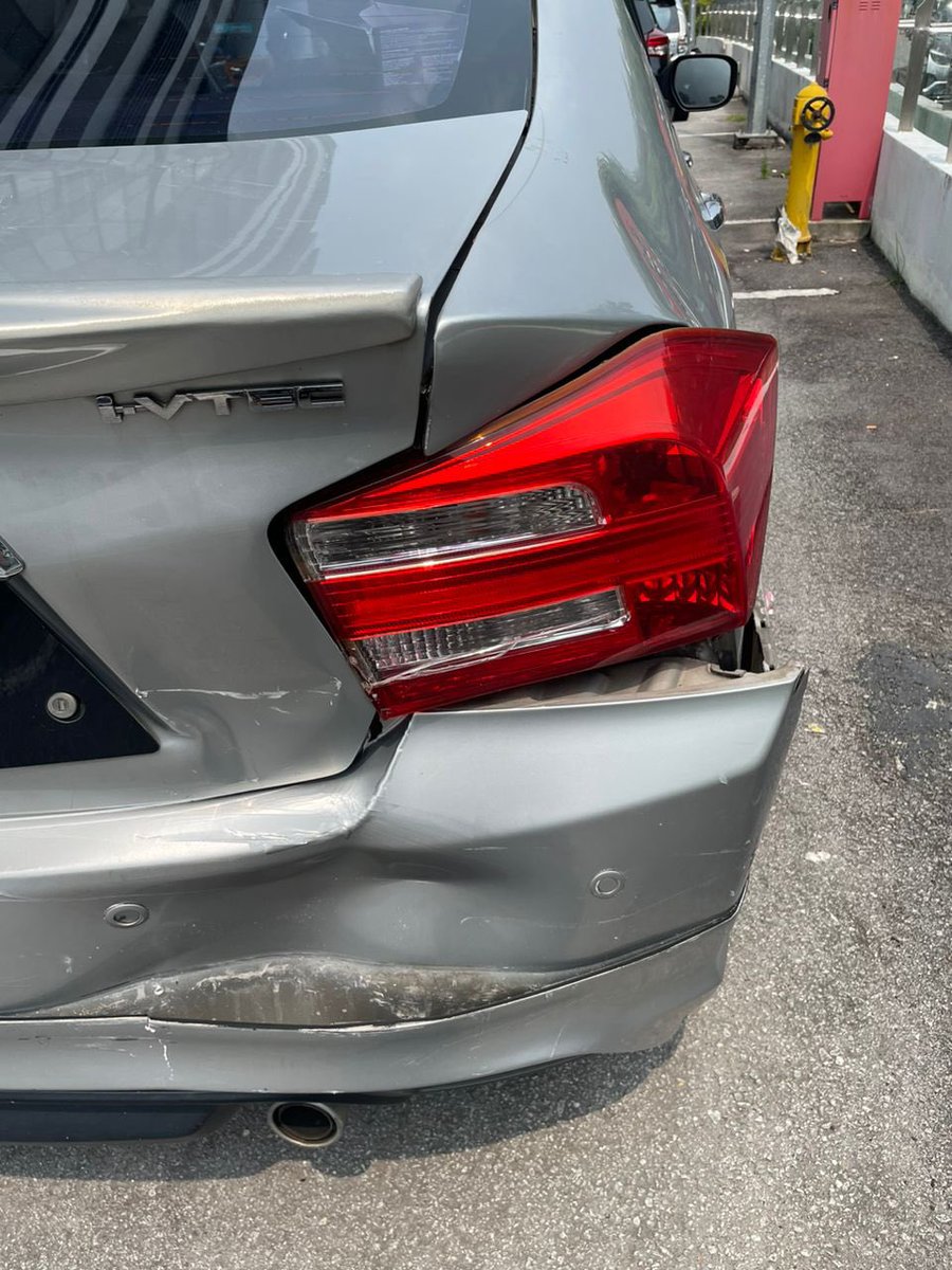 mohdkautharr's tweet photo. Kalau orang yang langgar kita taknak buat report polis dan lari. Boleh ke nak claim insuran dia? https://t.co/Df3MKeyyzZ