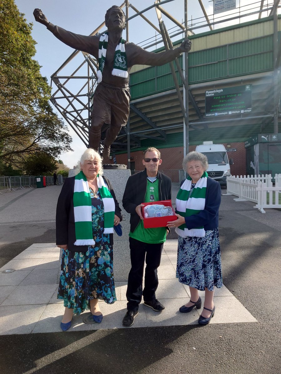 dannybamping's tweet photo. Such a pleasure and an honour to meet the grandaughters of #jackleslie and to see and hold his honorary England cap.
In front of his statue and on the road named #jackleslieway https://t.co/hXyLINB7Wi