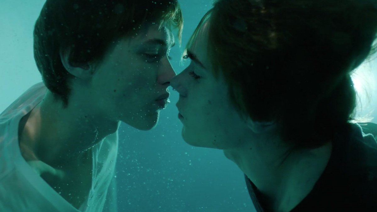 skamvrse's tweet image. 7 years ago today the first episode of skam season 3 was released ♥️