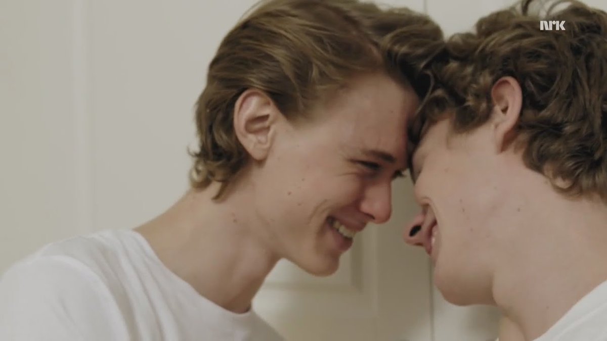 skamvrse's tweet image. 7 years ago today the first episode of skam season 3 was released ♥️