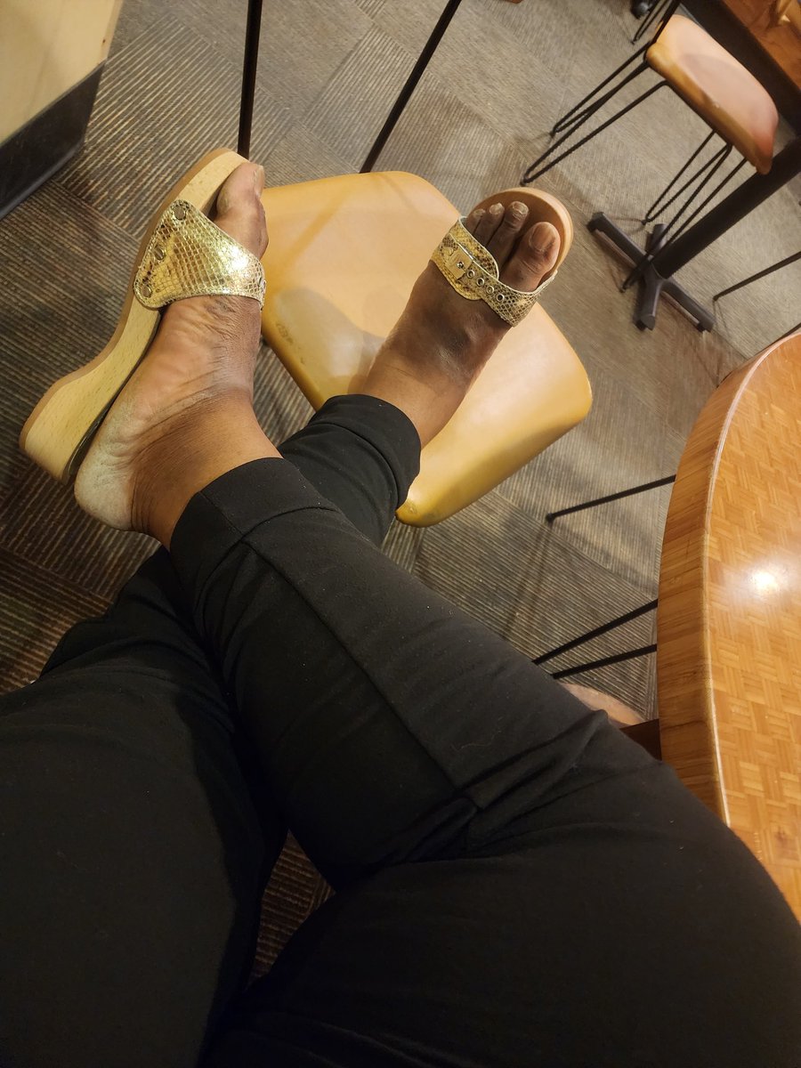 kingshoelover87's tweet photo. Metallic Gold Deet pt.2๐ฆถ๐ฟ๐ #feet #footpost #footfetish #mensfeet #feet #sandalsformen #meninsandals #menssandals #drscholls https://t.co/HtgnMlVWXD