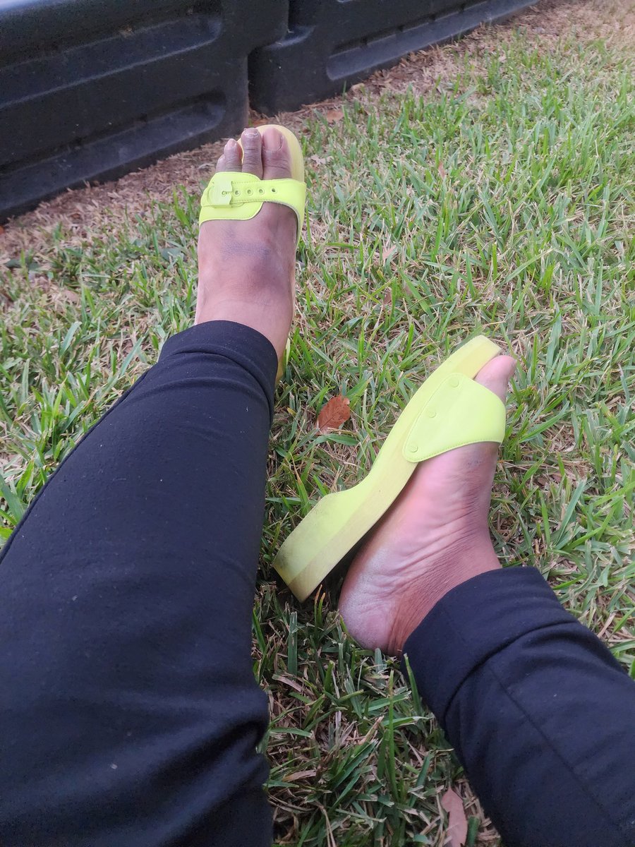 kingshoelover87's tweet photo. Green Grass & Sandals #feet #mensfeet #footfetish #foot #feet #twitterfeet #menssandals #meninsandals #sandalsformen #drscholls #twitter https://t.co/Kpc1cpLm08
