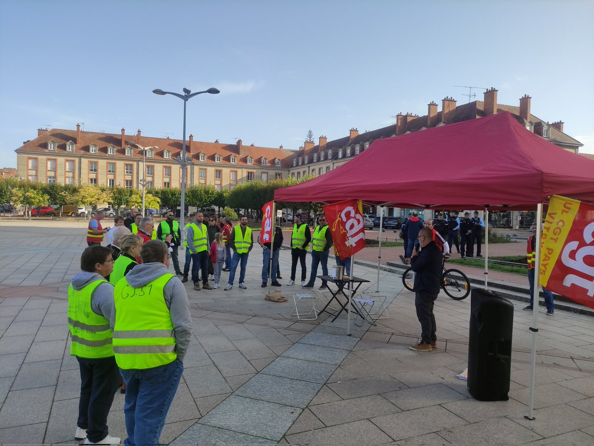 CalciaCgt's tweet photo. Rassemblement de soutien et d'appel à la solidarité pour les salariés en #greve depuis le 6 septembre de la #cimenterie #Calcia #HeidelbergMaterials #Couvrot sur la place d'armes de Vitry le François
#cgt https://t.co/y6RHZn1KrV
