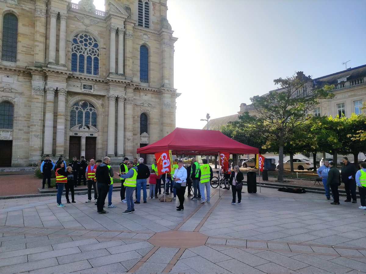CalciaCgt's tweet photo. Rassemblement de soutien et d'appel à la solidarité pour les salariés en #greve depuis le 6 septembre de la #cimenterie #Calcia #HeidelbergMaterials #Couvrot sur la place d'armes de Vitry le François
#cgt https://t.co/y6RHZn1KrV
