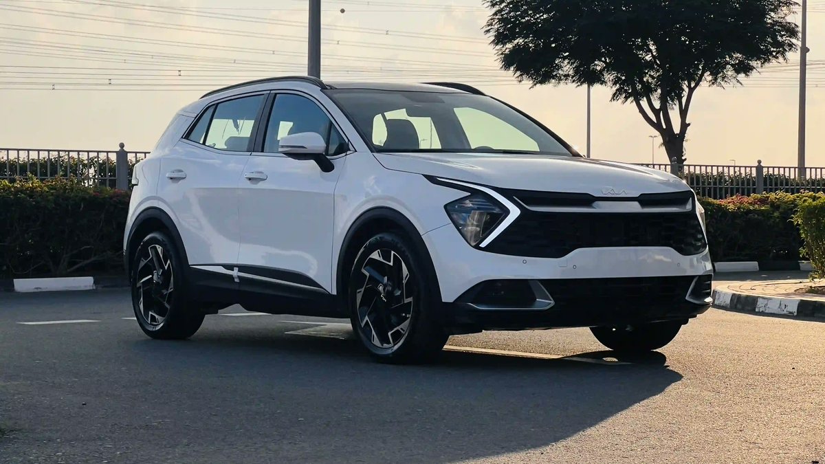 CarsAlwan's tweet photo. 🚘 Introducing the 2023 Kia Sportage in sleek white! Prepare to turn heads with its stunning design and cutting-edge features 🌟 Get ready for a thrilling ride that combines style, performance, and innovation. https://t.co/8Pnhm7FE6W 
#kia #sportage #suv #alwanglobal #newcars https://t.co/SNSaQBWXlT