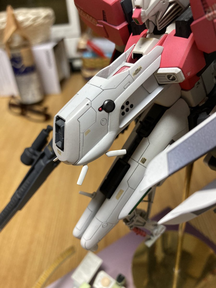 1/144フルスクラッチ　ディープストライカーがある食卓。
BMCタガネも無い時代によくこんな筋彫りしてたな。

11月11日に中野で開催される展示会「ゆっぽONE」に展示するためにタムタムから回収してきました。
輸送用の箱を作らなければ。
