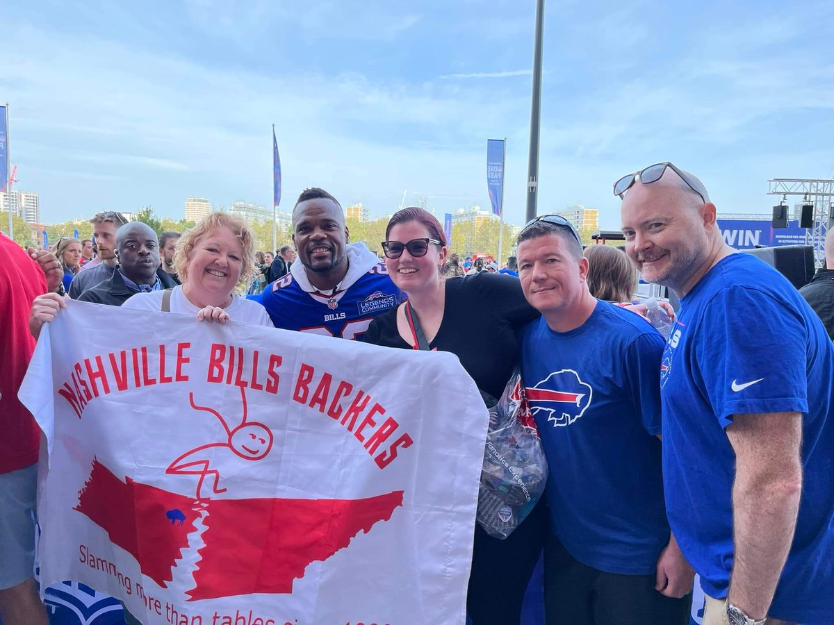 NashBillsBackrs's tweet photo. Waking up to "Where in the world is the official Nashville Bills Backers flag with @MaryDillon31 and friends". Oh, just hanging out with some Bills legends along with @LDNBillsBackers and a lot of #BillsMafia
#GoBills
#GoMary https://t.co/1OZcpIdhuy