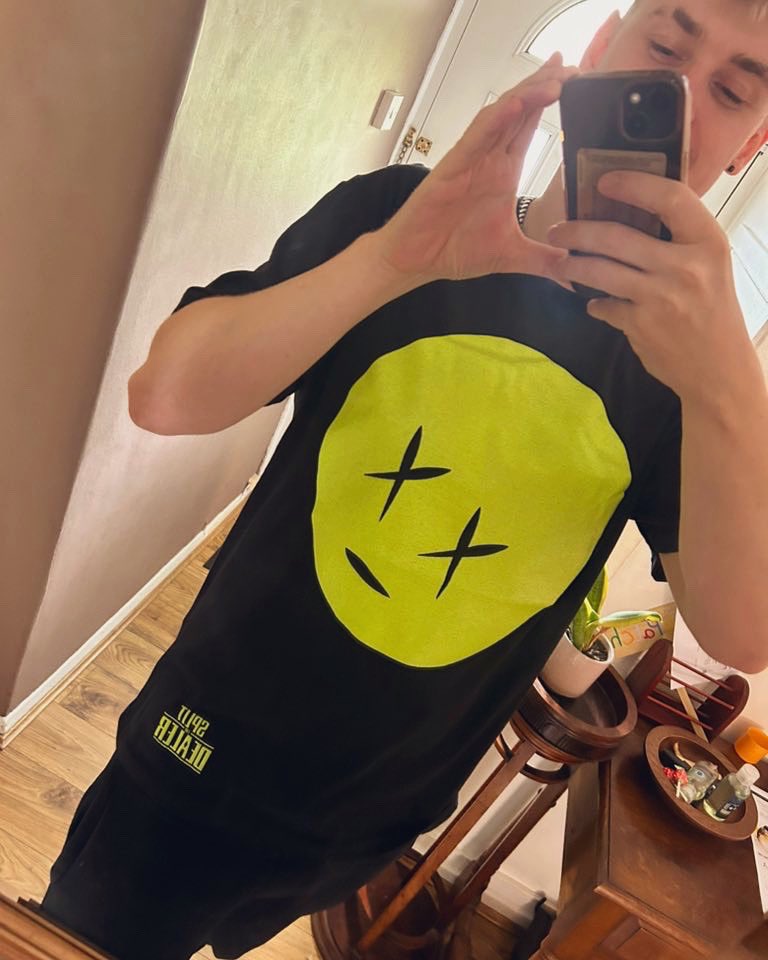 EUROPE AND THE UKKKK (airhorns) T shirts are now available on the store, if you wanna grab one, you can here! Halloween is coming up, so you can cosplay as someone wearing split the dealer Merch splitthedealer.sumupstore.com