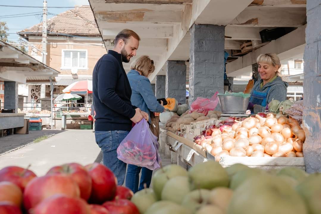 PopDariusAUR's tweet photo. 🇷🇴🇷🇴🇷🇴 “Cumpărați de la români!”
Am dat startul acestei #campanii prin propriu #exemplu de a îndemna #românii să aleagă mereu produsele #românești.
#Romania #Români #Cumpărațidelaromâni https://t.co/y5rgM2tvKD