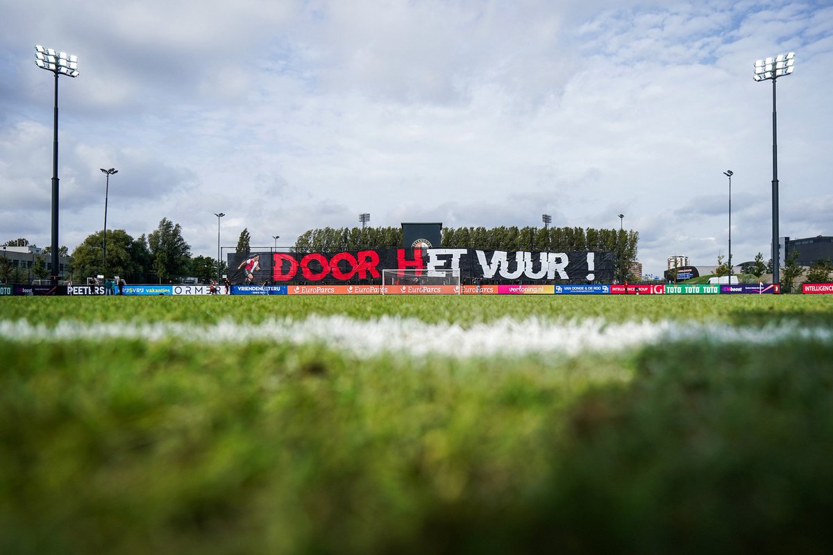 FeyenoordV1's tweet photo. ❤️🤍🖤 @DeFeijenoorder 

#feyaja https://t.co/ZmA0noEDA6