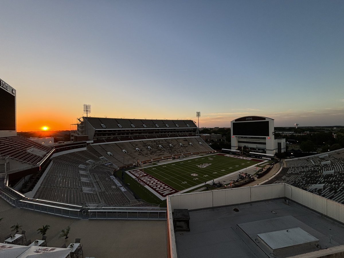 Good morning from Davis Wade 😍

#HailState🐶