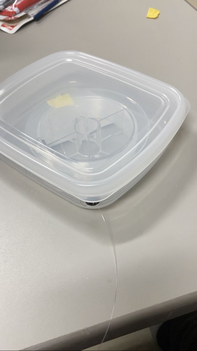 tapitapi5578's tweet photo. 暇なので、現場持ち込み用自作リーダーケースの紹介。
用意する物
薄型タッパー(100均)
2液性エポキシ(100均)
ガイドリング
マスキングテープ
爪楊枝
穴空けて、マスキングテープでガイドを固定。
タッパーとガイドリングの外側の溝をエポキシで埋めるだけ。
持ち運びも交換も楽チンねー👍 https://t.co/4PJKkBCO8W