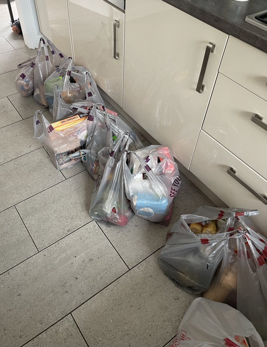 Liamburton's tweet photo. @Ocado can’t tell you how happy this picture makes me. Customer for 8 years, tried a competitor for last 2 months. #nocomparison #imback #ocado #CustomerExperience https://t.co/d04H8NCpY9