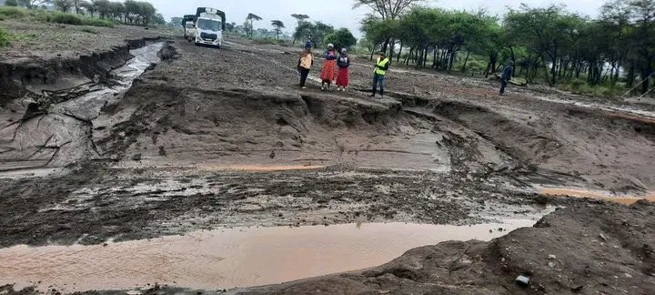 Coastymann's tweet photo. @WilliamsRuto This is Taveta Njukini Loitokitok Rd. in Kenya? https://t.co/9zTqKPBpnM