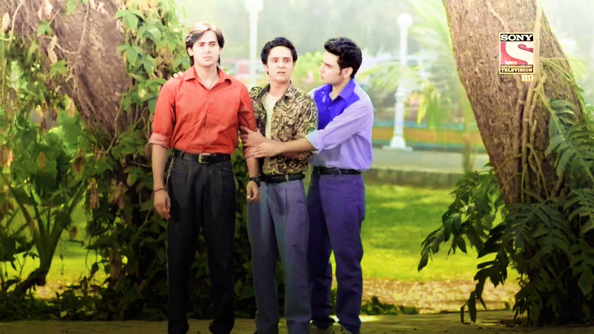 qaagazkikashti's tweet photo. "jitne josh aur lagan se hamare ghar walon ne hamari shadi tudwai thi, agar utne he josh aur lagan se unhone hamari shadi karai hoti toh...."
MunDit as usual being there for their bhai🥹♥️
#YehUnDinonKiBaatHai #yudkbh #SaMunDit https://t.co/rTXXvh7lv8