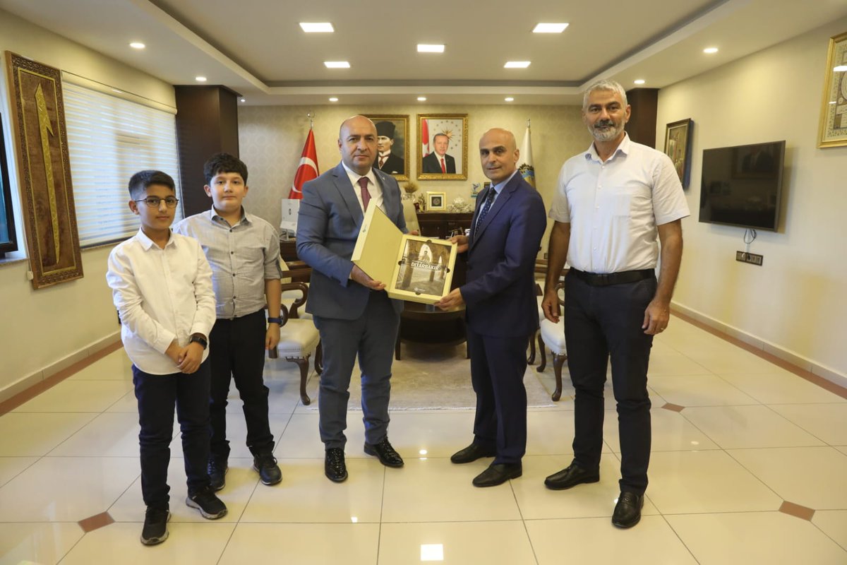 BaglarMEM21's tweet photo. Müdürümüz Sn. Fikret ELALTUNTAŞ ve Şht Süleyman İyikul Ortaokulu Md Sn. Aykut YAKUT; İOKBS burs almaya hak kazanan 114 öğrencimizi temsilen 500 tam puan alan 2 öğrenci ile Vali Yardımcısı ve  Büyükşehir Belediyesi Genel Sekreteri Sn Abdullah ÇİFTCİ'yi makamında ziyaret ettiler. https://t.co/PM3y3fDtBI