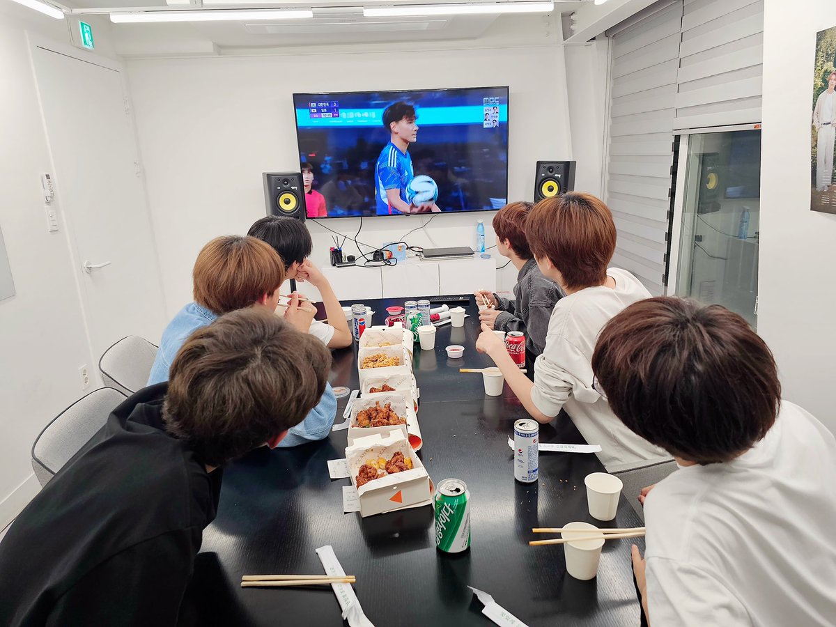 [#더윈드] 더윈드도 아시안 게임 다같이 보구 있어요! 📺🍗💪