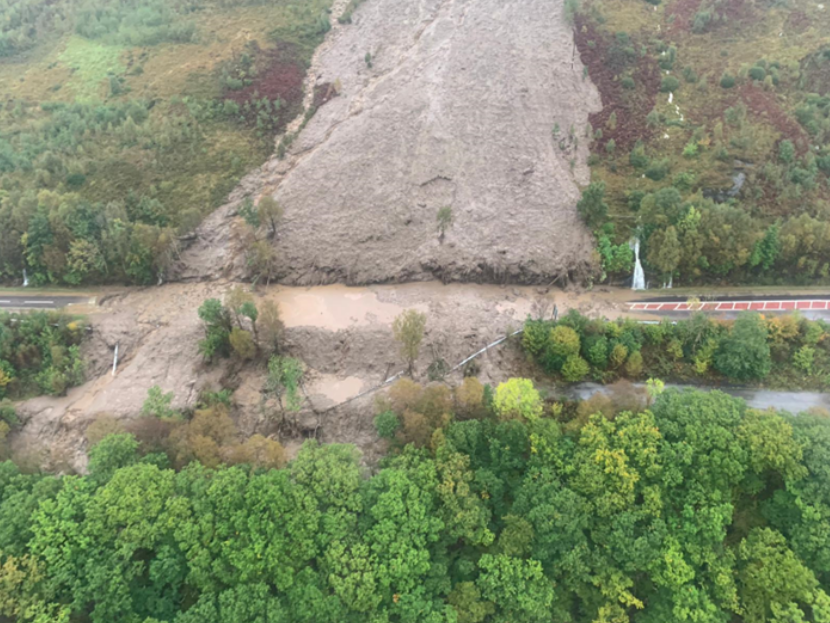 The A83 is closed between Tarbet and Lochgilphead due to multiple landslips. Our emergency partner @HMCoastguard have shared this image from their search and rescue helicopter at Cairndow. Drivers should avoid travelling in the Argyll and Bute area due to significant disruption.