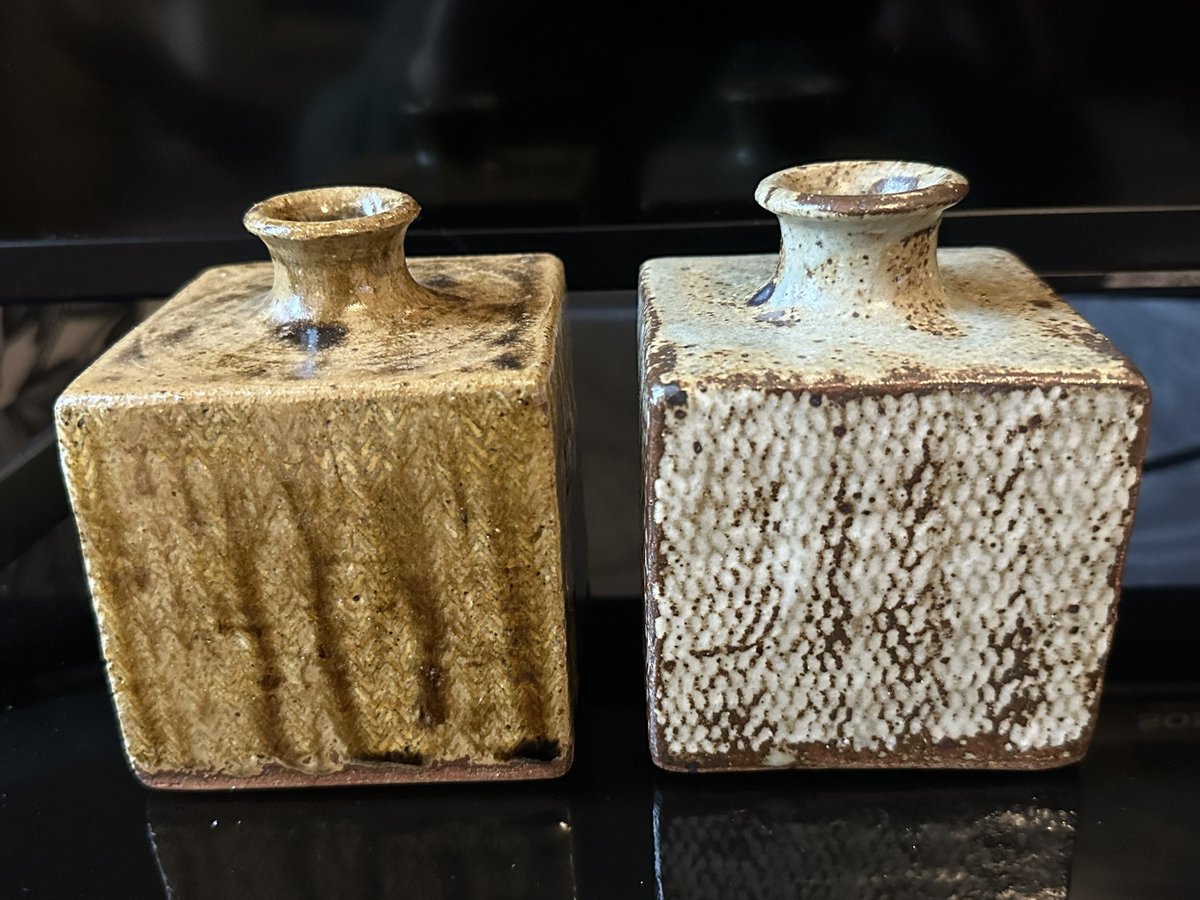 WWPostdadW's tweet photo. on your travels, distant or near, you never know what you will be introduced to

#TatsuzoShimaoka vases meet up for the afternoon, back together? after many a year apart. #craftceramics they natter sing to the room #potter then gently offer farewells

#shojihamada #bernardleach https://t.co/DgrjXez4EC