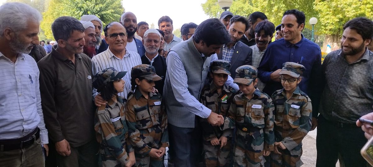 GPSadiwaraA's tweet photo. #MeriMaatiMeraDesh
#DC Anantnag Syed Fakhrudin Hamid today lead Amrit Kalash Yatra held under the banner of “Meri Maati Mera Desh” at Mughal Garden Verinag organised by RDD Block #Hiler #Verinag & #MCDV .
Later after function DBO Hiller, Sarpanch Sadiwara-A cleaned the Garden. https://t.co/YfkfBzcNb0