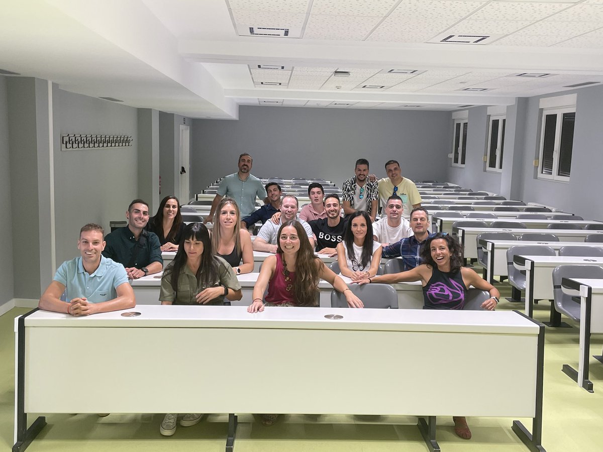 FcafdLeon's tweet photo. Visita de la XVII Promoción (03-08) de Licenciados/as en CAFyD de la #FcafdLeon #Unileon
Un placer volver a veros y esperamos que volváis pronto.
Se os ve estupendamente!! 👏👏👏 https://t.co/dpiKmXnmnC