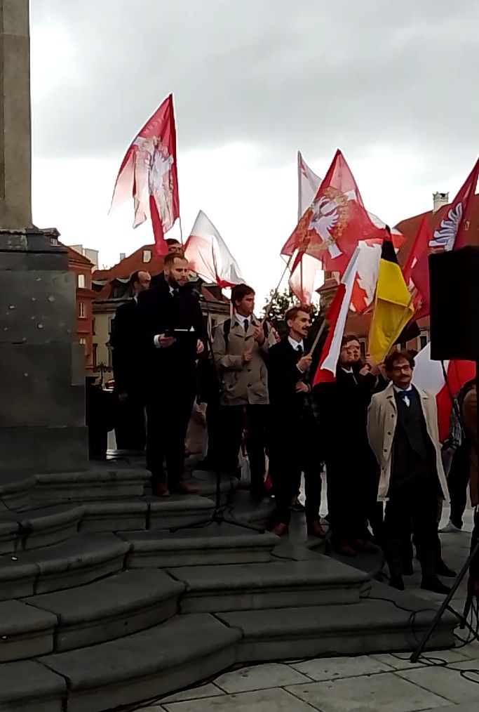 KoronaWarszawa's tweet photo. Obchody 105 rocznicy proklamowania niepodległości Królestwa Polskiego przez Radę Regencyjną. Przemawiał @Marcinkusmier kandydat z #DruzynaBrauna (nr.4 w okręgu 20). https://t.co/Eo56LIUhuz