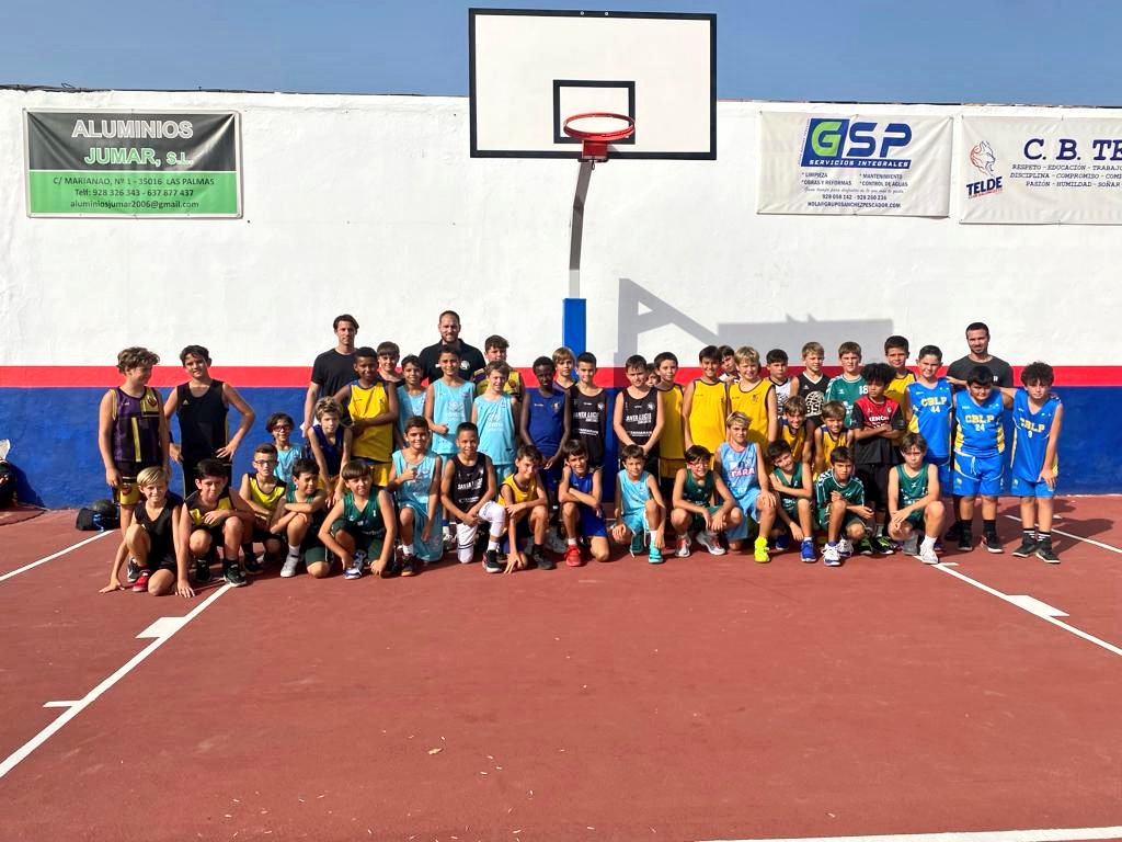 FIBGranCanaria's tweet photo. 💙💛 Siguen trabajando las preselecciones #FIBGranCanaria
🏀 Hoy tocó a las categorías #Minibasket y #PreMinibasket
🔜 Mañana volverán a la pista l@s #PreInfantil y #PreCadete
💪🏻💪🏻💪🏻💪🏻💪🏻💪🏻💪🏻💪🏻💪🏻 https://t.co/1hfpGdkNbF