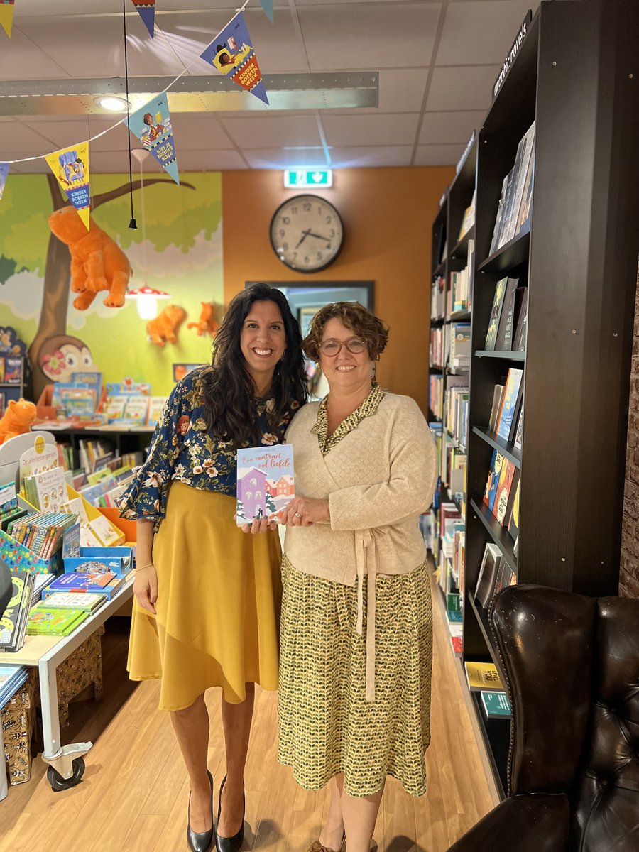 Wethouder Mischa Peters nam het eerste exemplaar van mijn roman in ontvangst! #culemborg <a href="/BoekhandelTomey/">Boekhandel</a>