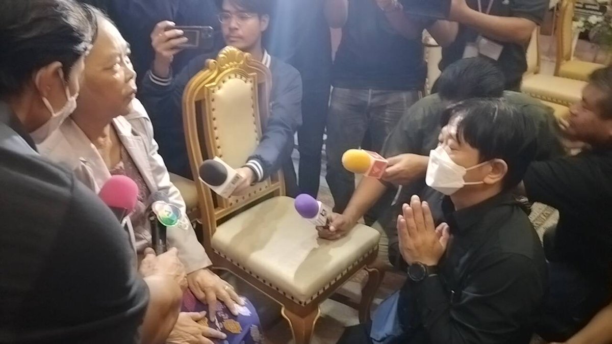 77Kaoded_news's tweet photo. 💥ด่วน! เปิดภาพวินาที พ่อเยาวชนอายุ 14 ปี เผชิญหน้า แม่น้องตะวัน ชาวเมียนมา ในงานสวดพระอภิธรรม คืนสุดท้าย วัดผาสุกมณีจักร นนทบุรี 

#กราดยิง #กราดยิงสยามพารากอน สยามพารากอน #เยาวชน14 #น้องตะวัน #ชาวเมียนมา #77ข่าวเด็ด #77kaoded 

https://t.co/wUSTSyQP7W 

https://t.co/0npuv11YsH https://t.co/bMKZfZUGos