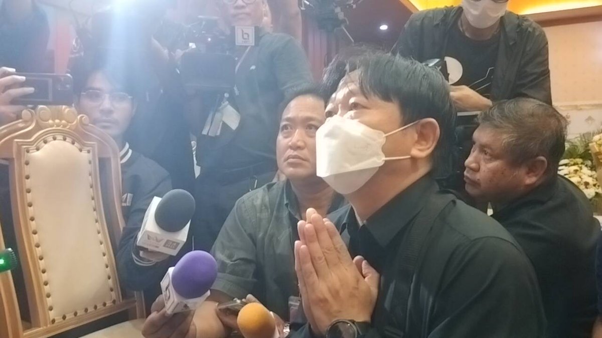 77Kaoded_news's tweet photo. 💥ด่วน! เปิดภาพวินาที พ่อเยาวชนอายุ 14 ปี เผชิญหน้า แม่น้องตะวัน ชาวเมียนมา ในงานสวดพระอภิธรรม คืนสุดท้าย วัดผาสุกมณีจักร นนทบุรี 

#กราดยิง #กราดยิงสยามพารากอน สยามพารากอน #เยาวชน14 #น้องตะวัน #ชาวเมียนมา #77ข่าวเด็ด #77kaoded 

https://t.co/wUSTSyQP7W 

https://t.co/0npuv11YsH https://t.co/bMKZfZUGos