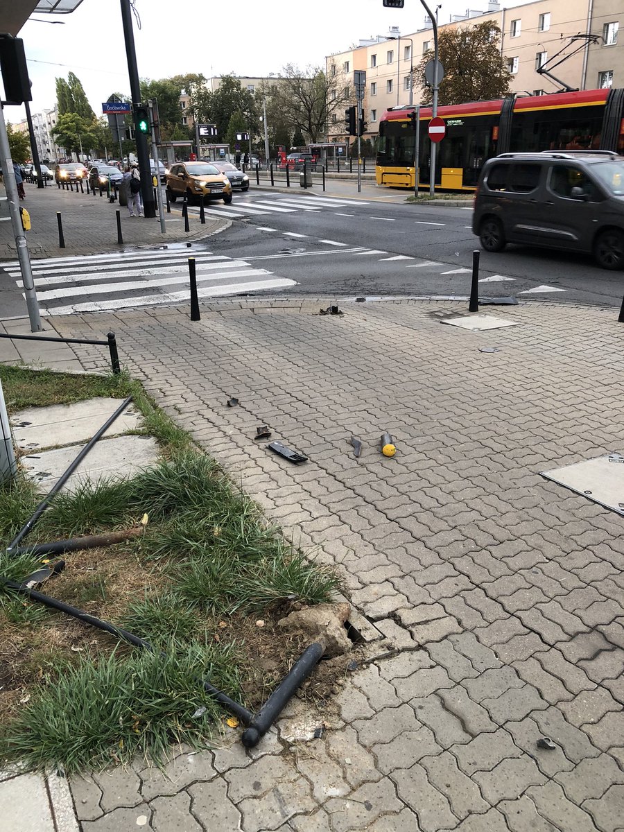 BorysBura's tweet image. Na Grochowskiej przy PZO znów w nocy jechał wyścigowiec młody…