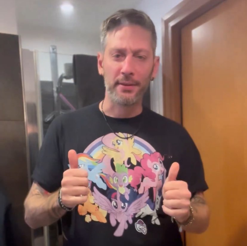 G1ngerleott41's tweet photo. Mancanzione giorni:
¹. Cena con il pasto cucinato il giorno prima dalla sua amata + live nottambula.
². Sketch con maglietta my little pony ed è ancora mattina... 🤭
Tutto a stretto sotto controllo 🤣😎

#incorvassi #micoltorna ahah https://t.co/QFziWezAJ4