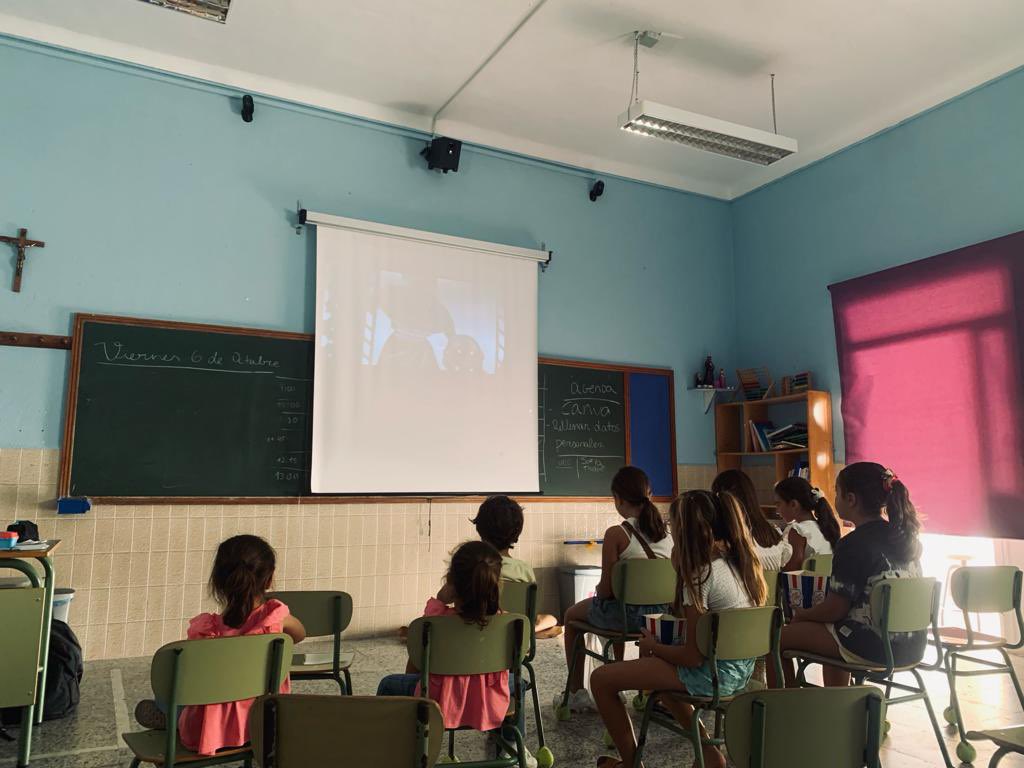 GRUPO INFANTIL|

En la mañana de hoy los más pequeños de la Hermandad, han disfruta de una sesión de cine.

Donde hemos visto COCO y luego hemos tenido un tiempo de juego.

Seguimos trabajando con los más peques de la Hermandad, para que en futuro sean parte importante de ella.